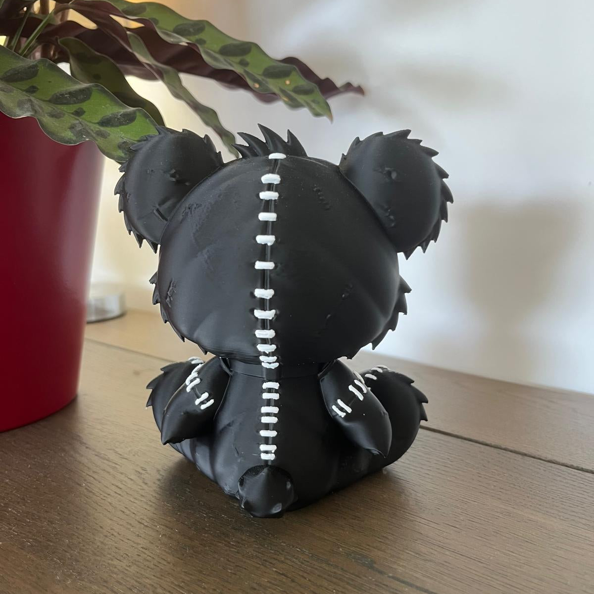 Figurine Ours Noir à Cicatrices - Art Toy Pop Art Goth - Objet de Collection Design Rebelle et Alternatif