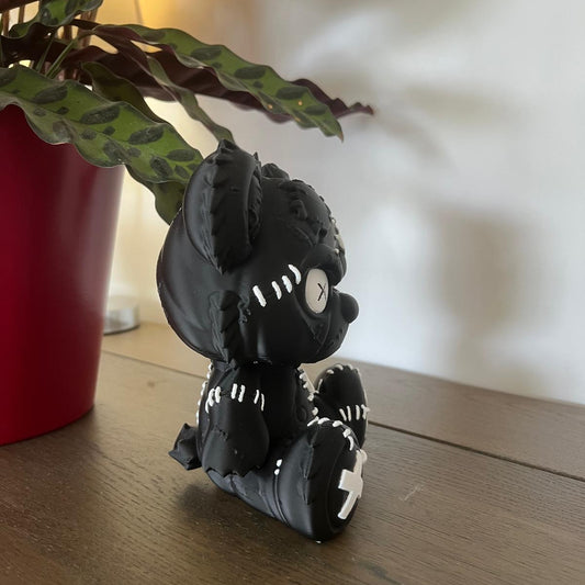 Figurine Ours Noir à Cicatrices - Art Toy Pop Art Goth - Objet de Collection Design Rebelle et Alternatif