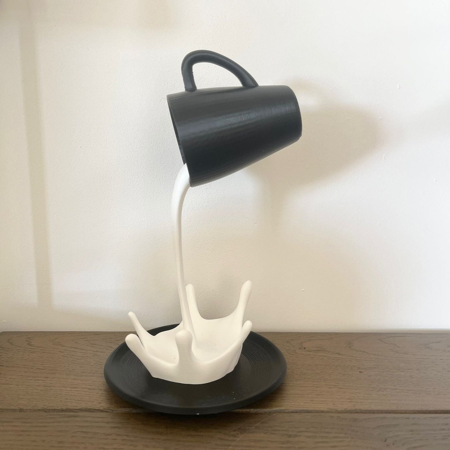 Sculpture Tasse de Café Suspendue - Décoration Cuisine Design et Insolite