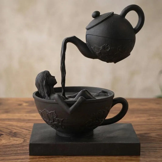 Sculpture Surréaliste Théière Flottante - Statuette Femme dans une Tasse de Thé - Déco Insolite et Artistique Noire