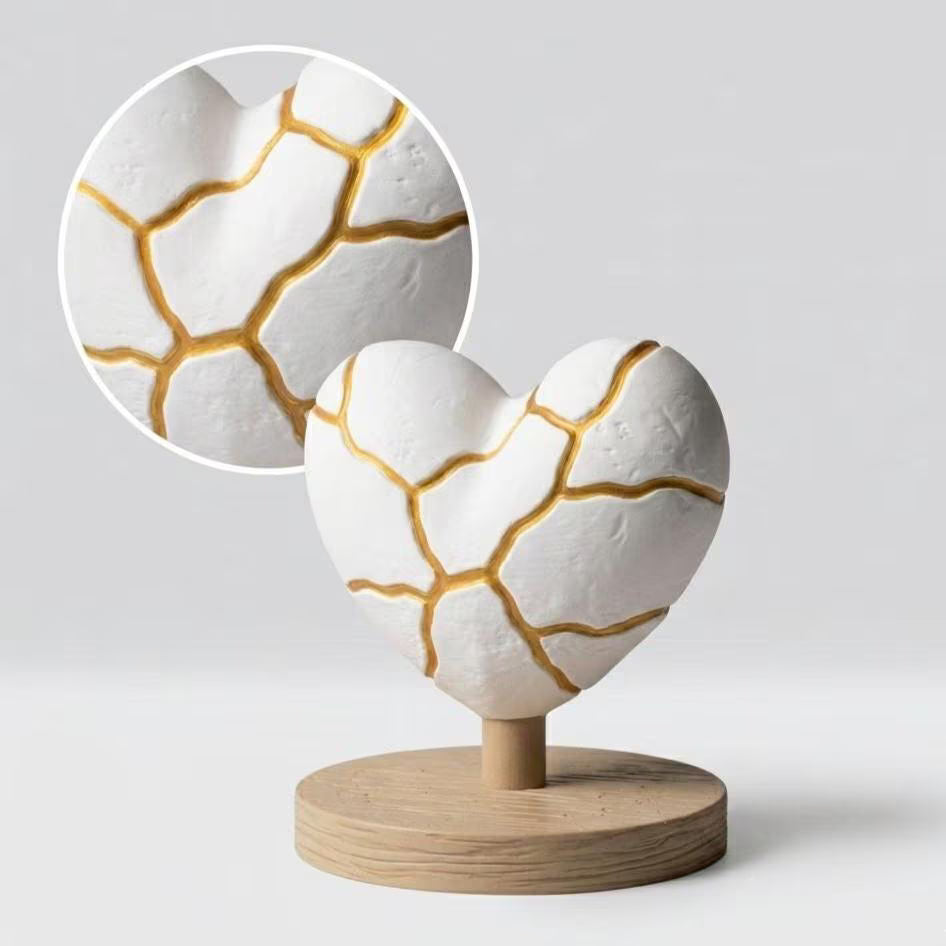 Sculpture Cœur Kintsugi sur Socle effet Bois - Statue Symbolique "Beauté de l'Imperfection" - Déco Zen et Spirituelle Or et Blanc